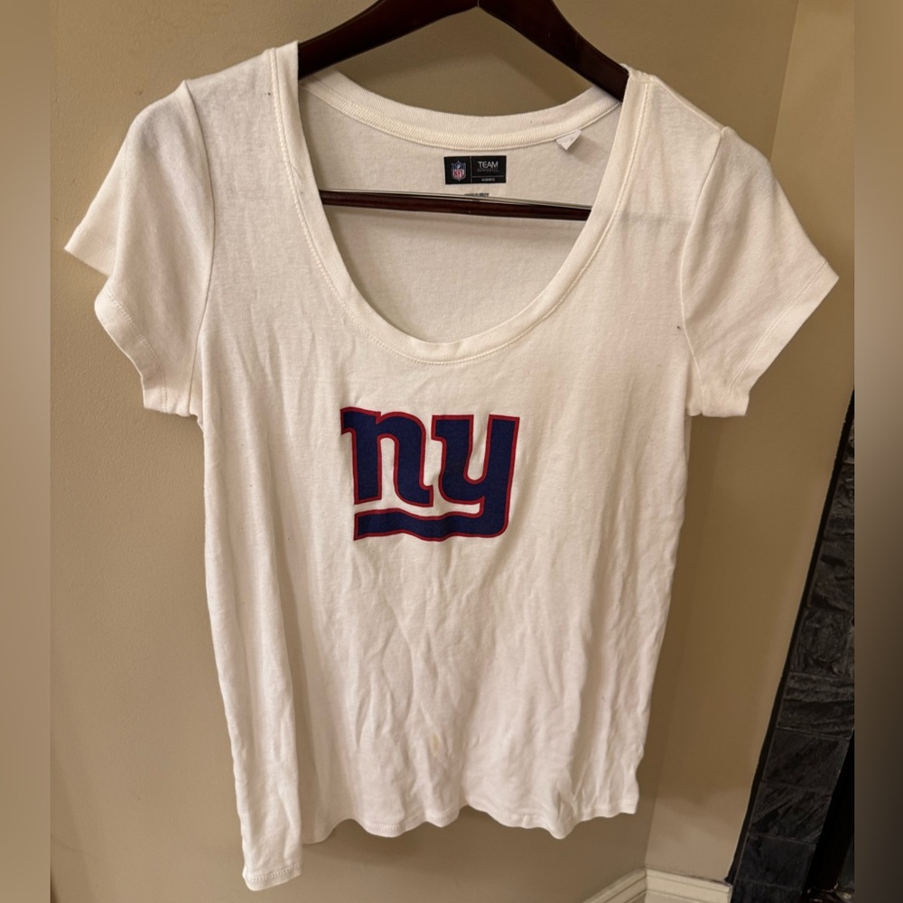 🏈 NY Giants Fan? Score this XL Women's Tee! 🏈